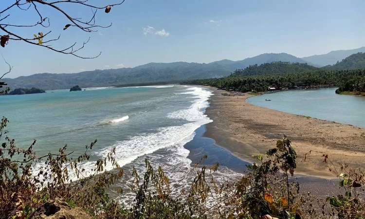 Pantai Konang via Google Maps Muhadi Muhadi, 1. Pantai Prigi, 2. Pantai Pelang, 3. Pantai Karanggongso, 4. Pantai Taman Kili-Kili, 5. Pantai Pulau Kapulogo, 6. Pantai Konang, 7. Pantai Cengkrong, 8. Pantai Mutiara, 9. Pantai Damas, 10. Pantai Blado Munjungan, 11. Pantai Pasir Putih, 12. Pantai Merah Ngadipuro, 13. Pantai Ngulungwetan, 14. Pantai Ngampiran, 15. Pantai Rajaan, 16. Pantai Watulunyu, 17. Pantai Mbangkoan