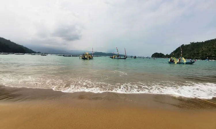 Pantai Merah Ngadipuro, 1. Pantai Prigi, 2. Pantai Pelang, 3. Pantai Karanggongso, 4. Pantai Taman Kili-Kili, 5. Pantai Pulau Kapulogo, 6. Pantai Konang, 7. Pantai Cengkrong, 8. Pantai Mutiara, 9. Pantai Damas, 10. Pantai Blado Munjungan, 11. Pantai Pasir Putih, 12. Pantai Merah Ngadipuro, 13. Pantai Ngulungwetan, 14. Pantai Ngampiran, 15. Pantai Rajaan, 16. Pantai Watulunyu, 17. Pantai Mbangkoan