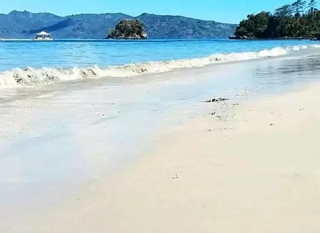Pantai Mutiara, 1. Pantai Prigi, 2. Pantai Pelang, 3. Pantai Karanggongso, 4. Pantai Taman Kili-Kili, 5. Pantai Pulau Kapulogo, 6. Pantai Konang, 7. Pantai Cengkrong, 8. Pantai Mutiara, 9. Pantai Damas, 10. Pantai Blado Munjungan, 11. Pantai Pasir Putih, 12. Pantai Merah Ngadipuro, 13. Pantai Ngulungwetan, 14. Pantai Ngampiran, 15. Pantai Rajaan, 16. Pantai Watulunyu, 17. Pantai Mbangkoan