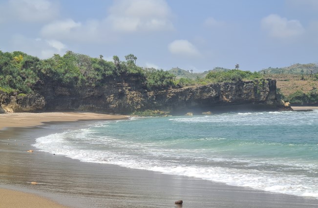 Pantai Serit Umie Subekti, 1. Kampung Coklat, 2. Taman Kebon Rojo, 3. Pantai Tambakrejo, 4. Pantai Pangi, 5. Perkebunan Teh Sirah Kencong, 6. Pantai Serang, 7. Blitar Park, 8. Petilasan Rambut Monte, 9. Candi Penataran, 10. Pantai Peh Pulo, 11. Goa Embultuk, 12. Candi Gambar Wetan, 13. Situs Arca Warak, 14. Candi Kotes, 15. Candi Sawentar, 16. Makam Bung Karno, 17. Istana Gebang, 18. Water Park Sumberudel, 19. Desa Wisata Semen, 20. Wisata Sejarah Monumen Trisula, 21. Penangkaran Rusa Maliran, 22. Agrowisata Karangsari Blitar, 23. Gunung Butak, 24. Pantai Gondo Mayit, 25. Air Terjun Coban Wilis, 26. Air Terjun Sirah Kencong, 27. Air Terjun Grenjeng, 28. Air Terjun Jurug Bening , 29. Objek Wisata Alam Pacuh, 30. Pantai Umbul Waru, 31. Curug dan Kedung Badrun, 32. Air Terjun Lawean, 33. Pantai Jolosutro, 34. Arung Jeram Soko Adventure Blitar, 35. Goa Maria Sendang Rejo, 36. Gardu Pandang Perkebunan Gambar, 37. Omah Djadoel, 38. Gunung Kelud, 39. Air Terjun Kedung Entong, 40.  Air Terjun Tirto Galuh, 41. Taman Jurug Goa Luweng Prodo, 42. Bukit Teletubies Blitar, 43. Hutan Pinus Gogoniti, 44. Kampung Afrika Blitar, 45. Gunung Butak, 46. Pantai Pasur, 47. Pantai Serit, 48. Monumen PETA, 49. Wisata Alam Paco, 50. Bendungan Serut, 51. Arca Gamprang, 52. Candi Simping, 53. Jurug Moncar, 54. Candi Mleri, 55. Candi Kalicilik, 56. Alun-alun Blitar, 57. Blitar Green Park, 58. Taman Pecut, 59. Fish Garden Blitar, 60. Kaloka Lodoyo, 61. Pemandian Sumur Amber Kandangan, 62. Bendungan Wlingi Raya, 63. Taman Idaman Hati Wlingi Blitar, 64. Villa Puncak Pesanggrahan Tambakrejo