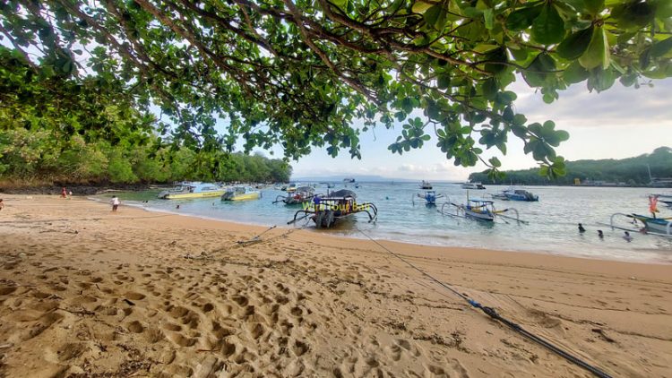 Pantai Padang Bai, 1. Istana Taman Gili Kerta Gosa, 2. Pura Besakih, 3. Pura Goa Lawah, 4. Pantai Pasir Putih, 5. Desa Bali Aga, 6. Puri Agung Karangasem, 7. Istana Air Tirta Gangga, 8. Pantai Amed, 9. Pura Lempuyang, 10. Bukit Asah, 11. Desa Sidemen, 12. Desa Tenganan, 13. Taman Ujung, 14. Taman Bunga Edelweis, 15. Rafting Telagawaja, 16. Candidasa, 17. Pantai Padang Bai, 18. Danau Yeh Malet, 19. Tirta Ujung Water Spring, 20. Savana Tianyar, 21. Air Terjun Yeh Labuh Waterfall, 22. Pantai Wates Karangasem