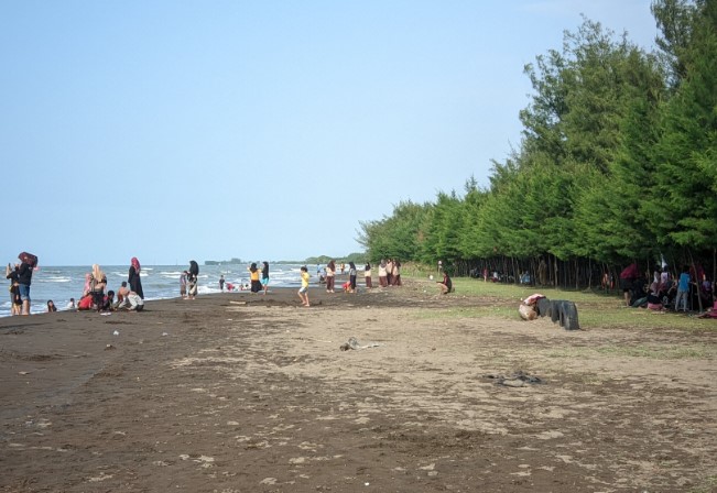 1. Pantai Pasir Kencana, 2. Curug Muncar, 3. Curug Bajing , 4. Pantai Slamaran , 5. Museum Batik Pekalongan, 6. Pantai Sunter Depok Indah, 7. Puncak Hanoman Gunung Kendalisodo, 8. Linggo Asri, 9. Kebun Teh Kaliboja, 10. Lolong Adventure, 11. International Batik Center , 12. Gunung Rogojembangan , 13. Wisata Watu Ireng , 14. Pantai Wonokerto , 15. Bukit Pawuluhan, 16. Wisata Mangrove Park Pekalongan, 17. Blackcanyon Petungkriyono, 18. Wisata Curug Madu, 19. Curug Bidadari Jolotigo , 20. Curug Cinde, 21. Monumen Pekalongan, 22. Alun-alun Kota Pekalongan, 23. Alun-alun Bebekan Kedungwuni, 24. Kali Paingan, 25. Curug Lawe, 26. Bendungan Kletak, 27. Curug Blanten, 28. Curug Bekakak, 29. Jembatan Lengkung Surabayan, 30. Taman Kuripan Pekalongan “Nursery Horikultura, 31. Pantai Sari Pekalongan, 32. Bengkelung Park, 33. Kolam Renang Banyubiru Pekalongan, 34. Taman Lapangan Bebekan, 35. Wisata Ciblon, 36. Zatoland Waterboom, 37. Bukit Bintang Kutorojo, 38. La’Ranch Glamping, 39. Telaga Sigebyar Mangunan, 40. Sipare Green Park, 41. Km 0 Pekalongan, 42. Wisata Danau Alkautsar, 43. Dino Park Soko Langit Pekalongan, 44. Masjid Agung Al-Jami Pekalongan, 45. Wisata Bahari PPNP, 46. Nasi Megono Bu Suli – Wisata Kuliner khas Pekalongan , 47. Pusat Grosir Setono