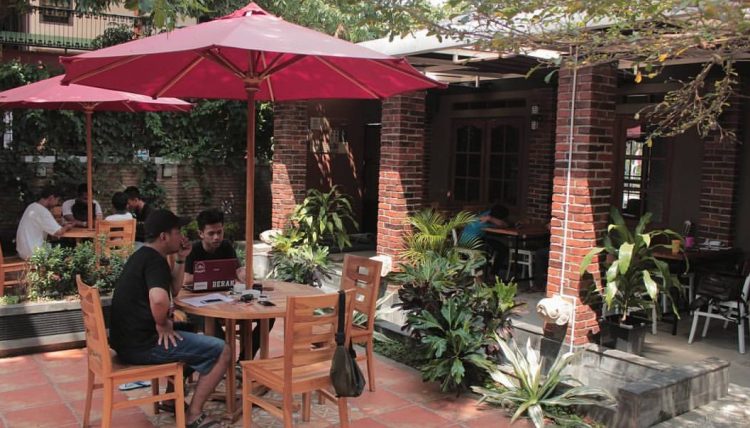 Parama Cafe Semarang via Facebook, 1. Mitsu Cafe, 2. Lingkar Coffee &amp; Idea, 3. Nyctophily Coffee Brewery, 4. Kopi Kemenangan, 5. Anak Panah Kopi, 6. Ejaankoffie, 7. Pukul Lima Kopi, 8. Luggo Cafe &amp; Eatery, 9. Kayo Coffe and Space, 10. Teman Kerja Coffee, 11. Anantari Coffee, 12. Nigma Cafe, 13. Kofinary, 14. Dontea Semarang, 15. Kopihay Cafe Semarang, 16. Glarse Purlieu, 17. Kofe Tembalang, 18. KASTEM COFFEE &amp; SPACE, 19. Parama Cafe Semarang, 20. Point Cafe Undip Tembalang
