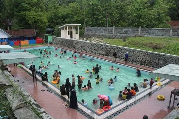 Pemandian Air Panas Cipari, 1. Kolam Renang Banyu Pratama , 2. Sentul Water Park Cilacap, 3. Tirta Mas Waterpark, 4. Taman Sari Waterpark, 5. Kolam Renang Dwi Tirta, 6. Waterboom Bandaran Cilacap, 7. Kolam Renang Sari Rasa Cilacap , 8. Waterpark Kunci, 9. Bantar Dawa, 10. Pemandian Air Panas Cipari, 11. Tirta Negara Indah di Cilacap Jawa Tengah, 12. Kolam Renang Sasana Tirta, 13. Kolam Renang Tirta Harapan, 14. Kolam Renang Tirta Wening