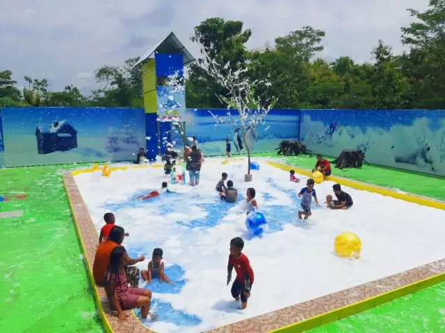 Pengunjung bisa merasakan sensasi bermain salju. voa Google Maps Dewi Anjani, 1. Intanpari Waterpark, 2. Dolphin Tugu Waterpark, 3. Watu Jodo Restoran, Kolam Renang dan Pemancingan, 4. Kolam Renang Agrowisata Sondokoro, 5. Telaga Kusuma Waterpark, 6. Pitik Cilik Waterboom, 7. Kampoeng Kaliboto Waterboom, 8. Tirta Guwo Indah, 9. Kolam Renang Waterplay Karanganyar, 10. Kolam Renang Air Terjun Jumog, 11. Kolam Renang Tirta Angkasa, 12. Waterboom Ngargoyoso – Sumber Mulyo Waterpark, 13. Kolam Renang Sendang Plesungan, 14. Kolam renang jeruksawit, 15. Umbul Gunung Tugel, 16. Kolam renang Pesona Taman Sari, 17. Kolam Bermain Nyi Pulungsih, 18. Kolam Renang Gedongan, 19. Raiven Simo WaterPark, 20. Mbah Ronggo Resto &amp; Waterboom