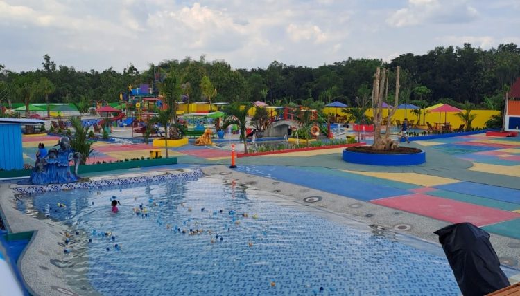 Pitik Cilik Waterboom Karanganyar via Instagram @PitikCIlikWaterboom, 1. Intanpari Waterpark, 2. Dolphin Tugu Waterpark, 3. Watu Jodo Restoran, Kolam Renang dan Pemancingan, 4. Kolam Renang Agrowisata Sondokoro, 5. Telaga Kusuma Waterpark, 6. Pitik Cilik Waterboom, 7. Kampoeng Kaliboto Waterboom, 8. Tirta Guwo Indah, 9. Kolam Renang Waterplay Karanganyar, 10. Kolam Renang Air Terjun Jumog, 11. Kolam Renang Tirta Angkasa, 12. Waterboom Ngargoyoso – Sumber Mulyo Waterpark, 13. Kolam Renang Sendang Plesungan, 14. Kolam renang jeruksawit, 15. Umbul Gunung Tugel, 16. Kolam renang Pesona Taman Sari, 17. Kolam Bermain Nyi Pulungsih, 18. Kolam Renang Gedongan, 19. Raiven Simo WaterPark, 20. Mbah Ronggo Resto &amp; Waterboom
