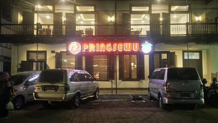 Pringsewu Semarang, 1. Tekodeko Koffiehuis, 2. Spiegel Bar &amp; Bistro, 3. Miles Cafe &amp; Eatery, 4. Hero Coffee Indonesia, 5. Dolkopi Coffee Shop, 6. Keris Cafe, Semarang, 7. Koopman, 8. Oud En Nieuw, 9. Bloomery Pattiserie, 10. Retro Cafe, 11. Serikat Dagang Kopi Kota Lama Semarang, 12. Toko Kopi Sukajaya Kota Lama Semarang, 13. Javara Culture Kota Lama Semarang, 14. Library Cafe John Dijkstra, 15. Vercoffee, 16. Gelato Matteo, 17. Filosofi Kopi, 18. Tepian Kopi Kotalama, 19. Pringsewu Semarang