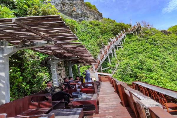 Puncak Segoro Jogja via Instagram.com @luluk.arba, Alamat dan Rute Menuju Lokasi, Harga Tiket Masuk Puncak Segoro, Jam Operasional Puncak Segoro, Fasilitas Penunjang Liburan, Hal Menarik dari Puncak Segoro yang Bikin Meleleh, Aktivitas Seru di Puncak Segoro, Tips Liburan