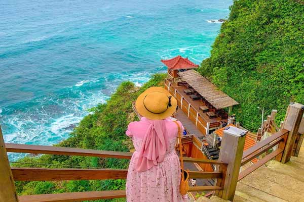 1. Puncak Segoro, 2. HeHa Sky View, 3. Langlang Buana, 5. Pantai Ngrawe, 6. Kalinampu Natural Park, 7. Romantic Garden, 8. Puncak Sosok, 9. Rumah Hobbit Jogja, 10. Green Villaage Gedangsari menawarkan view ala Selandia Baru, 11. Gurun Sahara-nya Jogja ya Gumuk Pasir Parangkusumo, 12. Menyapa Batu-batu raksasa khas Kesohoran Monumen Stonehenge di Stonehenge Cangkringan, 13. Foto-foto kece dengan landscape landmark dunia di Merapi Park, 14. Mengakrabi bangunan klasik nan megah  ala Benteng Takeshi di The Lost World Castle, 15. Air Terjun Lepo, 16. Soragan Castle, 17. Rumah Paris Jogja