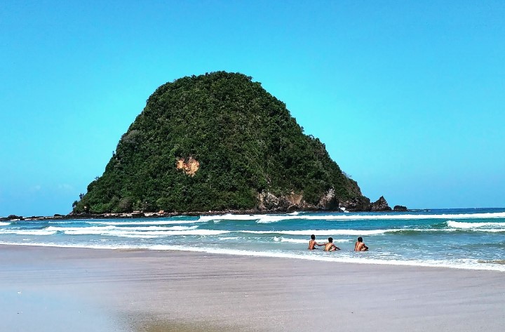 1. Gunung Bromo, 2. Pantai Pasir Putih, 3. Telaga Sarangan, 4. Ranu Kumbolo Gunung Semeru, 5. Pulau Sempu, 6. Pantai Plengkung, 7. Pantai Bandealit, 8. Pantai Sendang Biru, 9. Pulau Merah, 10. Pantai Balekambang, 11. Kawah Ijen Banyuwangi , 12. Jawa Timur Park (Jatim Park) 1, 13. House of Sampoerna, 14. Wisata Bahari Lamongan , 15. Pantai Papuma Jember, 16. Gunung Kelud Kediri, 17. Maharani Zoo & Goa, 18. Pemandian Air Panas Cangar Jawa Timur, 19. Arung Jeram Songa Probolinggo, 20. Air Terjun Madakaripura Probolinggo, 21. Air Terjun Coban Rondo, 22. Puncak B-29, 23. Simpang Lima Gumul – KEDIRI, 24. Gumul Paradise Island Kediri, 25. Taman Langit Gunung Banyak, 26. Jatim Park 2 Malang, 27. Taman Rekreasi Selecta, 28. Wisata Bukit Jaddhih, 29. Air Terjun Dlundung, 30. Predator Fun Park Batu, 31. Eco Green Park, 32. Taman Bungkul, 33. Pantai Batu Bengkung, 34. Air Terjun Putuk Truno, 35. The Grand Taman Safari Prigen Jawa Timur, 36. Pantai Kelapa Tuban, 37. Air Terjun Sedudo