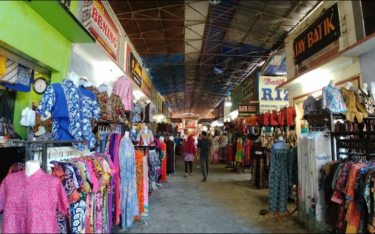 Pusat Grosir Setono Pusat Grosir Setono, 1. Pantai Pasir Kencana, 2. Curug Muncar, 3. Curug Bajing , 4. Pantai Slamaran , 5. Museum Batik Pekalongan, 6. Pantai Sunter Depok Indah, 7. Puncak Hanoman Gunung Kendalisodo, 8. Linggo Asri, 9. Kebun Teh Kaliboja, 10. Lolong Adventure, 11. International Batik Center , 12. Gunung Rogojembangan , 13. Wisata Watu Ireng , 14. Pantai Wonokerto , 15. Bukit Pawuluhan, 16. Wisata Mangrove Park Pekalongan, 17. Blackcanyon Petungkriyono, 18. Wisata Curug Madu, 19. Curug Bidadari Jolotigo , 20. Curug Cinde, 21. Monumen Pekalongan, 22. Alun-alun Kota Pekalongan, 23. Alun-alun Bebekan Kedungwuni, 24. Kali Paingan, 25. Curug Lawe, 26. Bendungan Kletak, 27. Curug Blanten, 28. Curug Bekakak, 29. Jembatan Lengkung Surabayan, 30. Taman Kuripan Pekalongan “Nursery Horikultura, 31. Pantai Sari Pekalongan, 32. Bengkelung Park, 33. Kolam Renang Banyubiru Pekalongan, 34. Taman Lapangan Bebekan, 35. Wisata Ciblon, 36. Zatoland Waterboom, 37. Bukit Bintang Kutorojo, 38. La’Ranch Glamping, 39. Telaga Sigebyar Mangunan, 40. Sipare Green Park, 41. Km 0 Pekalongan, 42. Wisata Danau Alkautsar, 43. Dino Park Soko Langit Pekalongan, 44. Masjid Agung Al-Jami Pekalongan, 45. Wisata Bahari PPNP, 46. Nasi Megono Bu Suli – Wisata Kuliner khas Pekalongan , 47. Pusat Grosir Setono