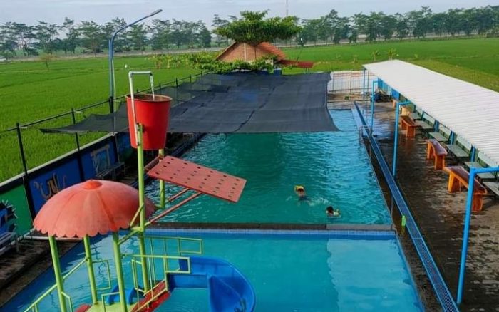 Raiven Simo WaterPark, 1. Intanpari Waterpark, 2. Dolphin Tugu Waterpark, 3. Watu Jodo Restoran, Kolam Renang dan Pemancingan, 4. Kolam Renang Agrowisata Sondokoro, 5. Telaga Kusuma Waterpark, 6. Pitik Cilik Waterboom, 7. Kampoeng Kaliboto Waterboom, 8. Tirta Guwo Indah, 9. Kolam Renang Waterplay Karanganyar, 10. Kolam Renang Air Terjun Jumog, 11. Kolam Renang Tirta Angkasa, 12. Waterboom Ngargoyoso – Sumber Mulyo Waterpark, 13. Kolam Renang Sendang Plesungan, 14. Kolam renang jeruksawit, 15. Umbul Gunung Tugel, 16. Kolam renang Pesona Taman Sari, 17. Kolam Bermain Nyi Pulungsih, 18. Kolam Renang Gedongan, 19. Raiven Simo WaterPark, 20. Mbah Ronggo Resto &amp; Waterboom