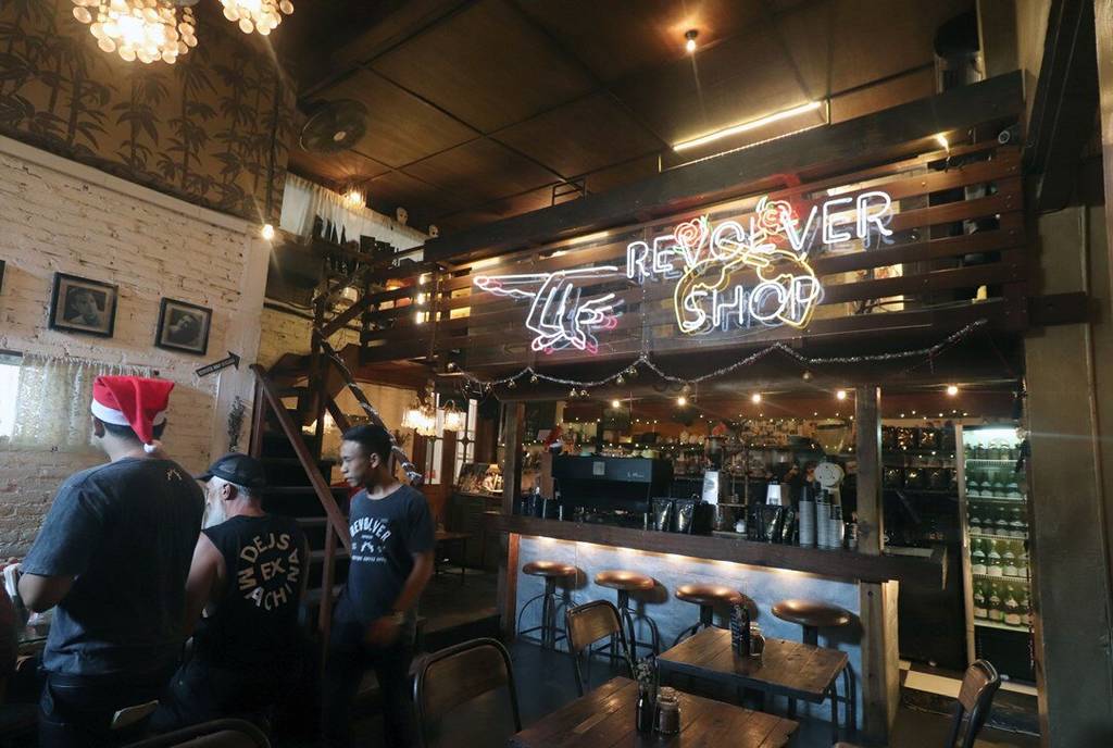 Revolver Espresso via Clubmed, 1. Sop Ikan Mak Beng Sanur, 2. Warung Mami, 3. Warung Wardani, 4. Sate Plecing Arjuna, 5. Warung D’Sawah, 6. Sanur Night Market, 7. Warung Nyoman, 8. Nasi Ayam Kedewatan Ibu Mangku, 9. Bebek Bengil Crispy Duck – Nusa Dua, 10. MamaSan Bali, 11. Nasi Pedas Bu Andika, 12. Rujak Kuah Pindang Bu Putu, 13. Revolver Espresso, 14. Seniman Coffee, 15. Bebek Goreng Laka Leke, 16. Warung Nasi Bali Men Weti (Sanur), 17. Naughty Nuri’s Warung, 18. Ayam Betutu Men Tempeh Gilimanuk, 19. Warung Laota, 20. Warung Bebek Tepi Sawah, 21. Sate Babi Bawah Pohon (Kuta), 22. Nasi Pecel Bu Tinuk, 23. Warung Liku