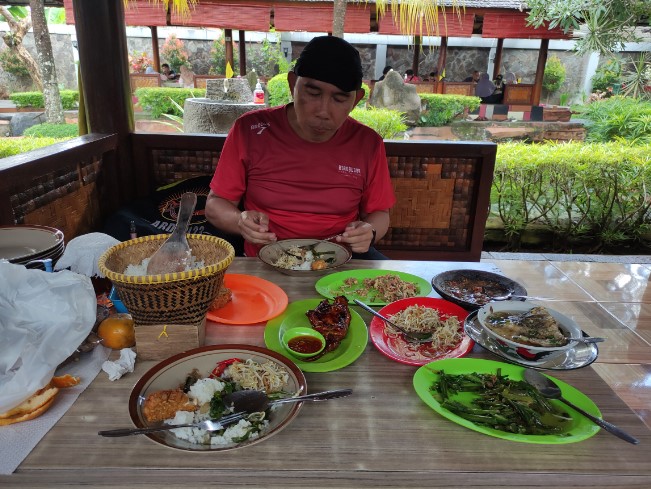 Rumah Makan Mergosari Ciamis Kota setiyo saputro, 1. RM Warung Jeruk Ciamis, 2. Mie Bakso H. Oding, 3. Rumah Makan Mergosari, 4. Rumah Makan Ciamis Cobek Beti, 5. Bakar Ikan Zorojoy, 6. Saung Mirah Gapura, 7. Cibiuk Resto sindangkasih, 8. Lesehan Zembar, 9. Ampera Warung Nasi, 10. Rumah Makan Pujaseda, 11. AYAM GORENG KERSEN, 12. SAMARA BINANGKIT, 13. RUMAH MAKAN HJ IMI, 14. Lesehan Simanalagi, 15. Samudra Rumah Makan &amp; Catering, 16. Sate &amp; Gule H. Etom, 17. Rumah Makan Panenjoan, 18. RM Roda Baru, 19. Mom’s Kitchen – Food, coffee, and Pizza, 20. Teen’s Cafe, 21. Warung Tutug Oncom TO. Bapak Aki