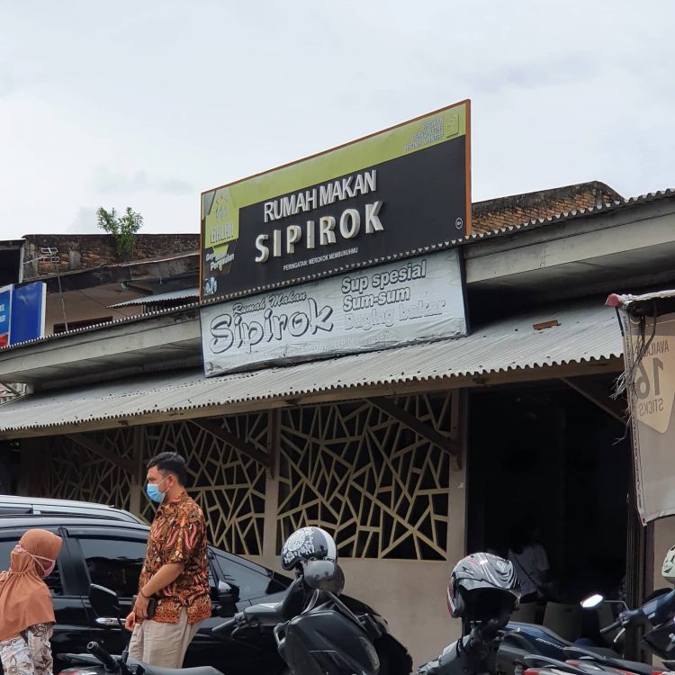 Rumah Makan Sipirok Medan, 1. Kedai Durian Ucok, 2. Merdeka Walk Medan, 3. Mie Ayam Kumango, 4. Kedai Kopi Apek, 5. Tip Top Medan, 6. Bihun Asie Kumango, 7. Mie Sop Methodist, 8. Kari Bihun Tabona, 9. Wajir Seafood, 10. Sate Memeng H. Muhammad Saimin, 11. Lontong Kak Lin, 12. Teh Susu Telur (TST) Pak Haji, 13. Rumah Makan Sipirok Medan, 14. Mie Aceh Titi Bobrok Medan, 15. RM Soto Sinar Pagi, 16. Jalan Semarang, 17. Johor Seafood, 18. Martabak Yurich, 19. Kuliner Pagaruyung, 20. Bakmi Hock Seng, 21. Rujak Kolam Takana Juo, 22. Bakmi Shanghai, 23. Kari Bihun Tabona, 24. Martabak Gapa, 25. Nasi Ayam Mama Koki, 26. Murni Martabak Piring, 27. Kesawan Square