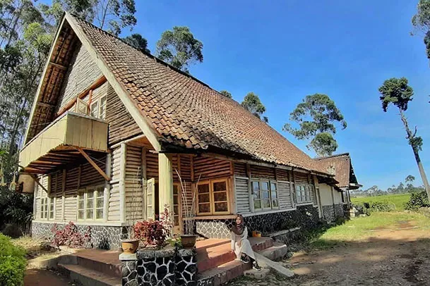 Rumah Pengabdi Setan, 1. Taman Langit Pengalengan, 2. Hutan Pinus Rahong, 3. Kampung Singkur Rahong, 4. Nuansa Riung Gunung, 5. Wayang Windu Panenjoan, 6. Situ Chaniwung, 7. Situ Cileunca, 8. Sunrise Point Cukul, 9. Bukit Panyawangan, 10. Penangkaran Rusa Kertamanah, 11. Rumah Pengabdi Setan, 12. Perkebunan Teh Malabar, 13. Perkebunan Teh Cukul, 14. Rumah Putih Cukul , 15. Curug Panganten, 16. Curug Ceret, 17. Sungai Palayangan, 18. Gunung Artapela, 19. Datar Pinus Camp, 20. Pemandian Air Panas Cibolang, 21. Peternakan Ultra Milk, 22. Glamping Cileunca, 23. Rafting Sungai Palayangan, 24. Jembatan Cinta, 25. Gunung Nini, 26. Situs Sejarah Rumah Bosscha, 27. Curug Mega, 28. Situs Rumah Adat Cikondang, 29. Wisata Gunung Wayang Pangalengan