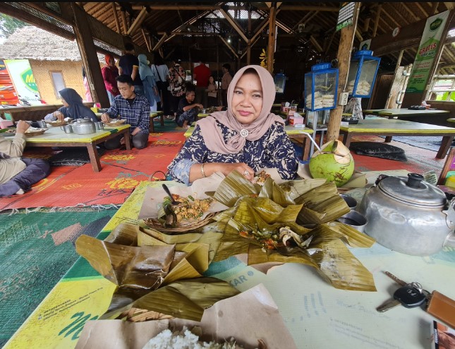 Saung Mirah Gapura Kustiawan Ega, 1. RM Warung Jeruk Ciamis, 2. Mie Bakso H. Oding, 3. Rumah Makan Mergosari, 4. Rumah Makan Ciamis Cobek Beti, 5. Bakar Ikan Zorojoy, 6. Saung Mirah Gapura, 7. Cibiuk Resto sindangkasih, 8. Lesehan Zembar, 9. Ampera Warung Nasi, 10. Rumah Makan Pujaseda, 11. AYAM GORENG KERSEN, 12. SAMARA BINANGKIT, 13. RUMAH MAKAN HJ IMI, 14. Lesehan Simanalagi, 15. Samudra Rumah Makan &amp; Catering, 16. Sate &amp; Gule H. Etom, 17. Rumah Makan Panenjoan, 18. RM Roda Baru, 19. Mom’s Kitchen – Food, coffee, and Pizza, 20. Teen’s Cafe, 21. Warung Tutug Oncom TO. Bapak Aki