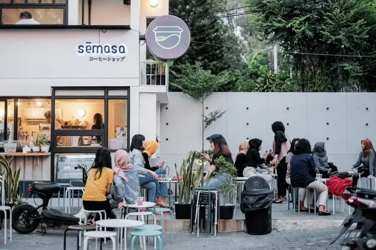 Semasa Kopi via Instagram.com @semasa.kopi, 1. Eastman Coffee House, 2. Antarakata Coffee, 3. Atap Langit Coffee n Eatery, 4. Tekodeko Koffiehuis, 5. Strada Coffee, 6. Ideologist.smg, 7. Anak Panah Kopi, 8. Moment Coffee & Space, 9. Excelso Coffee Rinjani, 10. Old Kettle, 11. My Kopi O!, 12. Hero Coffee Indonesia, 13. Tepian Kopi, 14. Encycoffeedia, 15. Makabana Working Space & Coffee Shop, 16. Lingkar Coffee & Idea, 17. Bersua at The Heights, 18. Semasa Kopi, 19. Atas Kota Coffee & Space, 20. Adhum Coffee, 21. Kastem Coffee & Space, 22. Pijar.srg, 23. Keizai Coffee & Garden, 24. Insight Coffee, 25. Origo Coffee, 26. Fat Elephant Restaurant & Coffee Shop, 27. Kopitiga