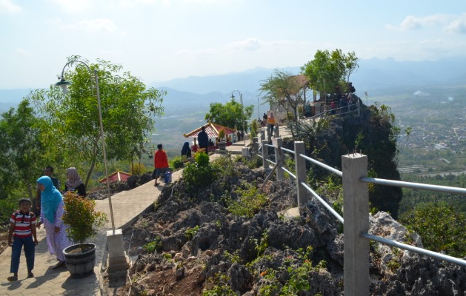 Sentono Gentong Pacitan Wisnu Aji Nugroho, 1. Pantai Klayar, 2. Pantai Srau, 3. Pantai Watu Karung, 4. Pantai Banyu Tibo , 5. Sungai Maron, 6. Monumen Jendral Sudirman , 7. Banyu Anget Tirto Husodo Hot Spring, 8. Pantai Kasap, 9. Pantai Teleng Ria, 10. Pantai Pidakan, 11. Destinasi Wisata Pantai Soge di Pacitan, 12. Pantai Buyutan, 13. Pantai Karang Bolong, 14. Pantai Seruni Pacitan, 15. Pantai Tawang , 16. Pantai Kaliuluh, 17. Pantai TAMAN Ngadirojo, 18. Pantai Kunir, 19. Goa Gong, 20. Goa Tabuhan, 21. Goa Luweng Jaran , 22. Goa Song Terus, 23. Goa Putri, 24. Pantai Tamperan, 25. Pantai Wawaran, 26. Bukit Pakis – Bukit Bintang, 27. Pantai Langitan, 28. Beiji park pacitan, 28. Sungai Cokel, 29. Sentono Gentong Pacitan, 30. Pantai Pancer Dorr, 31. Alun-Alun Pacitan, 32. Jurug Gringsing  , 33. Pantai Watu Bale, 34. Pantai Pangasan, 35. Pantai Ngandul, 36. Pantai Denombo, 37. Pantai Plumbungan, 38. Pantai TAMAN Ngadirojo Pacitan, 39. Goa Selo Arum, 40. Mandi Angin Pacitan, 41. Masjid Agung Pacitan, 42. Grojogan Dhuwur Pacitan, 43. Curug Sabun, 44. Gerojokan Mbedayu, 45. Tlogo Sono, 46. Pantai anakan, 47. Tempat Wisata Kuliner Terkenal Nasi Tiwul 