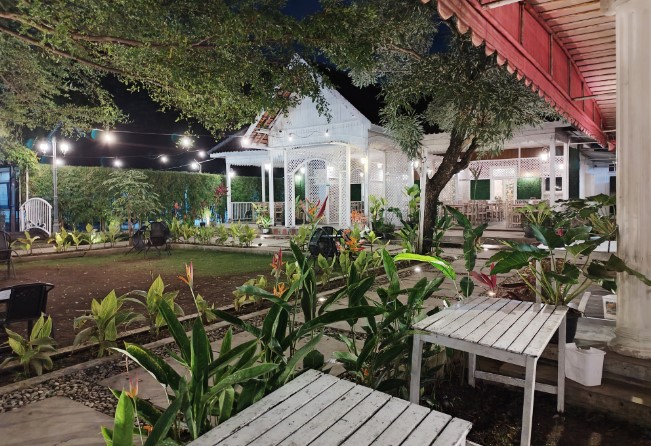 Secret Garden Coffee and Chocolate Aditia Noor Fajar Dewantara, 1. Bukit Bintang Jogja, 2. Jalan Legendaris Jogja ‘Malioboro’, 3. Tempo Gelato Jogja, 4. House Of Raminten Jogja, 5. Silol Kopi &amp; Eatery, 6. Filosofi Kopi Jogja, 7. Legend Coffee, 8. Cafe Brick, 9. Roaster and Bear Jogja, 10. Mato Kopi, 11. Epic Coffee &amp; Epilog Furniture, 12. Blanco Coffee and Book Jogja, 13. Alun-alun Kidul Jogja, 14. Kawasan Nol Kilometer Jogja, 15. Angkringan Kopi Jos Lik Man, 16. Secret Garden Coffee and Chocolate, 17. Watu Langit, 18. ROEMI Xtraordinary Ice Cream, 19. Peacockoffie Palagan, 20. Awan Mbengi Coffee &amp; Tea, 21. Oppa Keopi, 22. Rembug Kopi, 23. Ayara Coffee Shop, 24. Blandongan, 25. Le travail Coffee, 26. Angkringan KR Jogja, 27. Angkringan Wijilan Jogja, 28. Angkringan Tugu Jogja, 29. Roti Bakar Van Java