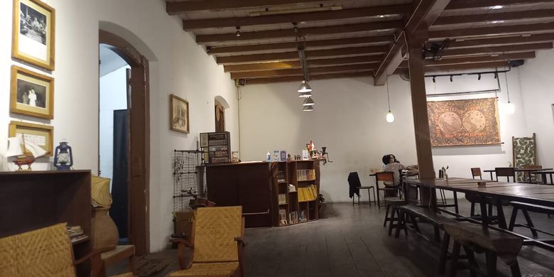 Serikat Dagang Kopi Kota Lama Semarang via Kompas, 1. Tekodeko Koffiehuis, 2. Spiegel Bar &amp; Bistro, 3. Miles Cafe &amp; Eatery, 4. Hero Coffee Indonesia, 5. Dolkopi Coffee Shop, 6. Keris Cafe, Semarang, 7. Koopman, 8. Oud En Nieuw, 9. Bloomery Pattiserie, 10. Retro Cafe, 11. Serikat Dagang Kopi Kota Lama Semarang, 12. Toko Kopi Sukajaya Kota Lama Semarang, 13. Javara Culture Kota Lama Semarang, 14. Library Cafe John Dijkstra, 15. Vercoffee, 16. Gelato Matteo, 17. Filosofi Kopi, 18. Tepian Kopi Kotalama, 19. Pringsewu Semarang