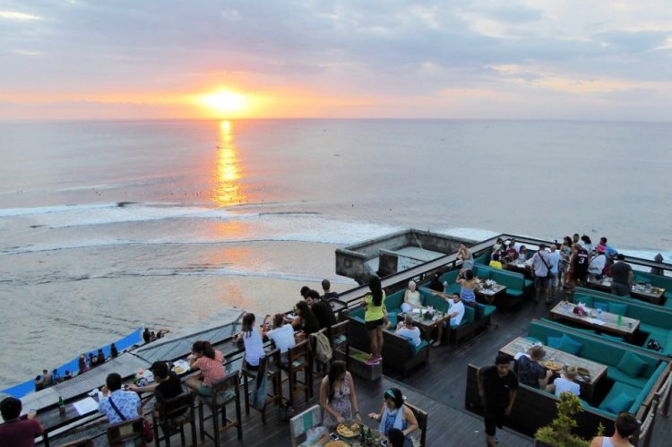 Single Fin via Befreetour, 1. Pura Luhur, 2. Pantai Suluban, 3. Pantai Green Bowl, 4. Pantai Nyang Nyang, 5. Single Fin, 6. Pantai Tegal Wangi, 7. Teluk Jimbaran, 8. Tebing Karang Boma, 9. Pantai Padang Padang, 10. Pantai Karma Kandara, 11. Pantai Thomas, 12. Pantai Nunggalan, 13. Pantai Bingin, 14. Pantai Balangan, 15. Pantai Pemutih