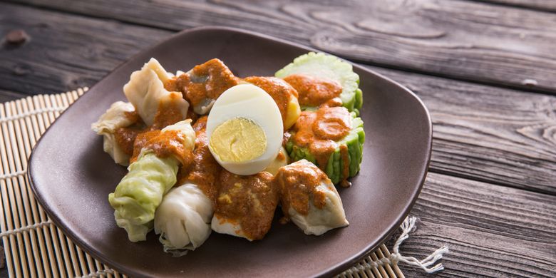 Siomay via Kompas, 1. Cimol, 2. Siomay, 3. Batagor, 4. Cilok, 5. Surabi Bandung, 6. Mie Kocok Bandung, 7. Peuyeum Bandung, 8. Kue Balok, 9. Pisang Bolen, 10. Bolu Susu Lembang, 11. Tahu Susu Lembang, 12. Martabak Bandung, 13. Perkedel Bondon, 14. Colenak, 15. Kue Bandros, 16. Combro, 17. Misro, 18. Gehu Jeletot, 19. Tempe Gila, 20. Bolu Bakar, 21. Wajit Cililin, 22. Gepuk, 23. Rujak Cireng, 24. Keripik Maicih, 25. Basreng, 26. Picnic Roll