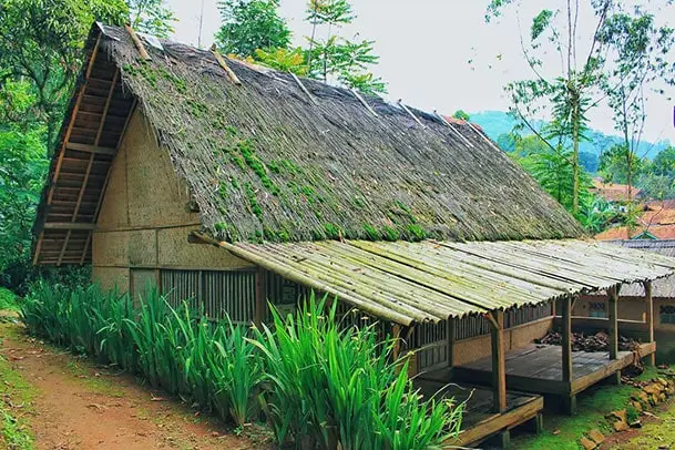 Situs Rumah Adat Cikondang, 1. Taman Langit Pengalengan, 2. Hutan Pinus Rahong, 3. Kampung Singkur Rahong, 4. Nuansa Riung Gunung, 5. Wayang Windu Panenjoan, 6. Situ Chaniwung, 7. Situ Cileunca, 8. Sunrise Point Cukul, 9. Bukit Panyawangan, 10. Penangkaran Rusa Kertamanah, 11. Rumah Pengabdi Setan, 12. Perkebunan Teh Malabar, 13. Perkebunan Teh Cukul, 14. Rumah Putih Cukul , 15. Curug Panganten, 16. Curug Ceret, 17. Sungai Palayangan, 18. Gunung Artapela, 19. Datar Pinus Camp, 20. Pemandian Air Panas Cibolang, 21. Peternakan Ultra Milk, 22. Glamping Cileunca, 23. Rafting Sungai Palayangan, 24. Jembatan Cinta, 25. Gunung Nini, 26. Situs Sejarah Rumah Bosscha, 27. Curug Mega, 28. Situs Rumah Adat Cikondang, 29. Wisata Gunung Wayang Pangalengan
