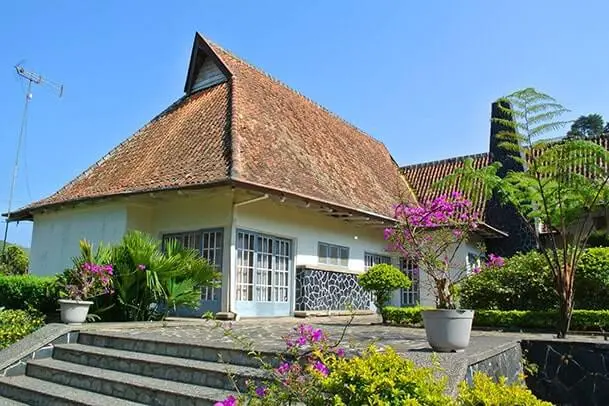 Situs Sejarah Rumah Bosscha, 1. Taman Langit Pengalengan, 2. Hutan Pinus Rahong, 3. Kampung Singkur Rahong, 4. Nuansa Riung Gunung, 5. Wayang Windu Panenjoan, 6. Situ Chaniwung, 7. Situ Cileunca, 8. Sunrise Point Cukul, 9. Bukit Panyawangan, 10. Penangkaran Rusa Kertamanah, 11. Rumah Pengabdi Setan, 12. Perkebunan Teh Malabar, 13. Perkebunan Teh Cukul, 14. Rumah Putih Cukul , 15. Curug Panganten, 16. Curug Ceret, 17. Sungai Palayangan, 18. Gunung Artapela, 19. Datar Pinus Camp, 20. Pemandian Air Panas Cibolang, 21. Peternakan Ultra Milk, 22. Glamping Cileunca, 23. Rafting Sungai Palayangan, 24. Jembatan Cinta, 25. Gunung Nini, 26. Situs Sejarah Rumah Bosscha, 27. Curug Mega, 28. Situs Rumah Adat Cikondang, 29. Wisata Gunung Wayang Pangalengan