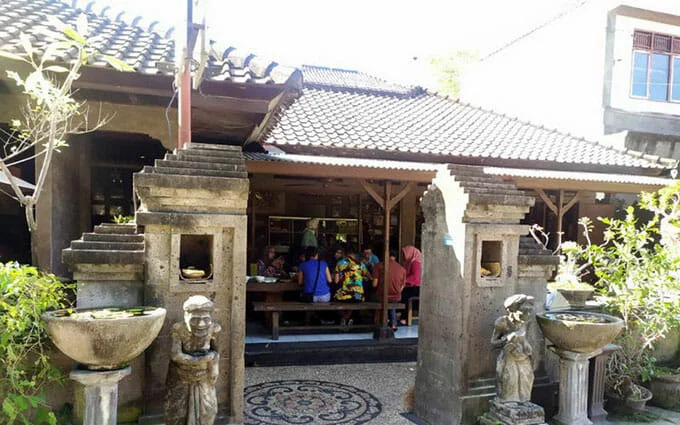 Sop Ikan Mak Beng Sanur, 1. Sop Ikan Mak Beng Sanur, 2. Warung Mami, 3. Warung Wardani, 4. Sate Plecing Arjuna, 5. Warung D’Sawah, 6. Sanur Night Market, 7. Warung Nyoman, 8. Nasi Ayam Kedewatan Ibu Mangku, 9. Bebek Bengil Crispy Duck – Nusa Dua, 10. MamaSan Bali, 11. Nasi Pedas Bu Andika, 12. Rujak Kuah Pindang Bu Putu, 13. Revolver Espresso, 14. Seniman Coffee, 15. Bebek Goreng Laka Leke, 16. Warung Nasi Bali Men Weti (Sanur), 17. Naughty Nuri’s Warung, 18. Ayam Betutu Men Tempeh Gilimanuk, 19. Warung Laota, 20. Warung Bebek Tepi Sawah, 21. Sate Babi Bawah Pohon (Kuta), 22. Nasi Pecel Bu Tinuk, 23. Warung Liku