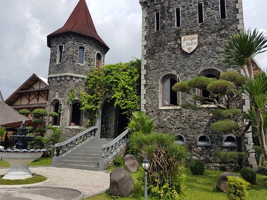 1. Puncak Segoro, 2. HeHa Sky View, 3. Langlang Buana, 5. Pantai Ngrawe, 6. Kalinampu Natural Park, 7. Romantic Garden, 8. Puncak Sosok, 9. Rumah Hobbit Jogja, 10. Green Villaage Gedangsari menawarkan view ala Selandia Baru, 11. Gurun Sahara-nya Jogja ya Gumuk Pasir Parangkusumo, 12. Menyapa Batu-batu raksasa khas Kesohoran Monumen Stonehenge di Stonehenge Cangkringan, 13. Foto-foto kece dengan landscape landmark dunia di Merapi Park, 14. Mengakrabi bangunan klasik nan megah  ala Benteng Takeshi di The Lost World Castle, 15. Air Terjun Lepo, 16. Soragan Castle, 17. Rumah Paris Jogja