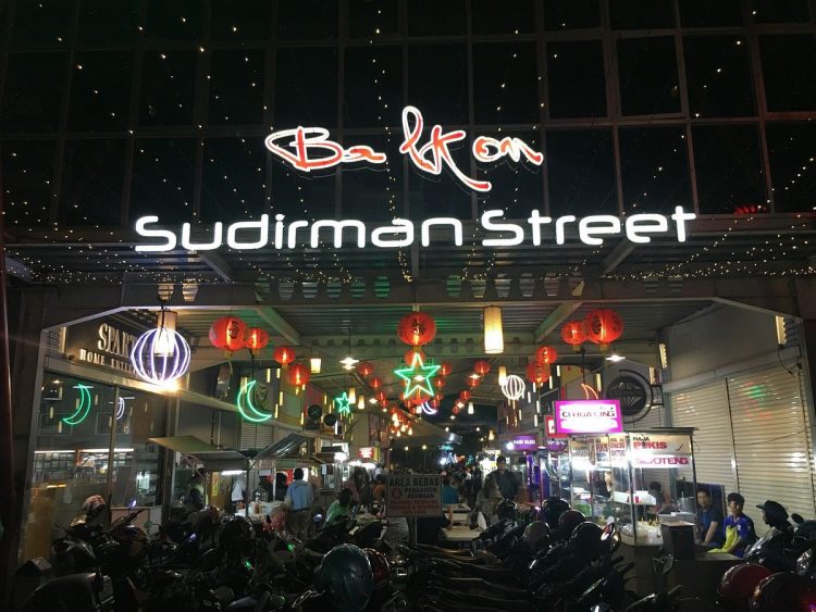 Sudirman Street Day and Night Market via Tripadvisor, 1. Wisata Puncak Bintang, 2. Kuliner Malam Sudirman Street, 3. Jalan Braga, 4. Kampung Daun, 5. Lereng Anteng Panoramic, 6. Caringin Tilu ( Cartil ), 7. Bukit Teropong Indah, 8. Gedung Sate, 9. Alun-alun Bandung, 10. Orchid Forest Cikole