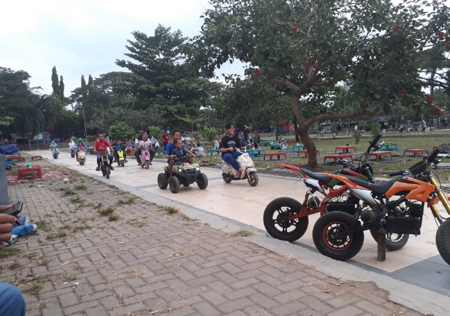 Taman Lapangan Bebekan Irfa Mahdini, 1. Pantai Pasir Kencana, 2. Curug Muncar, 3. Curug Bajing , 4. Pantai Slamaran , 5. Museum Batik Pekalongan, 6. Pantai Sunter Depok Indah, 7. Puncak Hanoman Gunung Kendalisodo, 8. Linggo Asri, 9. Kebun Teh Kaliboja, 10. Lolong Adventure, 11. International Batik Center , 12. Gunung Rogojembangan , 13. Wisata Watu Ireng , 14. Pantai Wonokerto , 15. Bukit Pawuluhan, 16. Wisata Mangrove Park Pekalongan, 17. Blackcanyon Petungkriyono, 18. Wisata Curug Madu, 19. Curug Bidadari Jolotigo , 20. Curug Cinde, 21. Monumen Pekalongan, 22. Alun-alun Kota Pekalongan, 23. Alun-alun Bebekan Kedungwuni, 24. Kali Paingan, 25. Curug Lawe, 26. Bendungan Kletak, 27. Curug Blanten, 28. Curug Bekakak, 29. Jembatan Lengkung Surabayan, 30. Taman Kuripan Pekalongan “Nursery Horikultura, 31. Pantai Sari Pekalongan, 32. Bengkelung Park, 33. Kolam Renang Banyubiru Pekalongan, 34. Taman Lapangan Bebekan, 35. Wisata Ciblon, 36. Zatoland Waterboom, 37. Bukit Bintang Kutorojo, 38. La’Ranch Glamping, 39. Telaga Sigebyar Mangunan, 40. Sipare Green Park, 41. Km 0 Pekalongan, 42. Wisata Danau Alkautsar, 43. Dino Park Soko Langit Pekalongan, 44. Masjid Agung Al-Jami Pekalongan, 45. Wisata Bahari PPNP, 46. Nasi Megono Bu Suli – Wisata Kuliner khas Pekalongan , 47. Pusat Grosir Setono