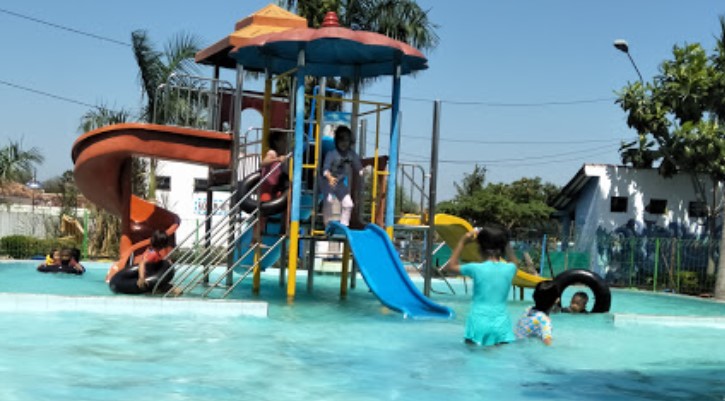 Taman Ria Demak, 1. Kolam renang Polaris, 2. Niagara Waterboom, 3. Waterboom mulia Klambu, 4. Taman Ria Demak, 5. Kolam renang Amala, 6. Demak Green Garden (DeGeGa), 7. Aria Waterboom, 8. Tumpi Swimming Pool & Cafe, 9. Waterpark Tembalang Asri Demak, 10. Kolam Renang Ciblon Asyik