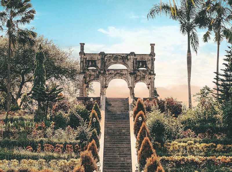 Taman Ujung, 1. Istana Taman Gili Kerta Gosa, 2. Pura Besakih, 3. Pura Goa Lawah, 4. Pantai Pasir Putih, 5. Desa Bali Aga, 6. Puri Agung Karangasem, 7. Istana Air Tirta Gangga, 8. Pantai Amed, 9. Pura Lempuyang, 10. Bukit Asah, 11. Desa Sidemen, 12. Desa Tenganan, 13. Taman Ujung, 14. Taman Bunga Edelweis, 15. Rafting Telagawaja, 16. Candidasa, 17. Pantai Padang Bai, 18. Danau Yeh Malet, 19. Tirta Ujung Water Spring, 20. Savana Tianyar, 21. Air Terjun Yeh Labuh Waterfall, 22. Pantai Wates Karangasem