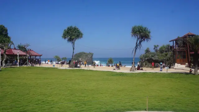 Taman hijau Menyajikan View Laut Biru dari Kejauhan via Google Maps NKN Multimedia, Informasi Umum, Lokasi dan Akses Pantai Ngrawe, Tiket Masuk Pantai Ngrawe, Jam Operasional Pantai, Fasilitas, Keistimewaan Pantai Ngrawe Gunungkidul, Daya Tarik
