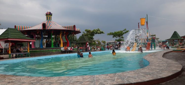 Tanjung Water Park, 1. Kolam Renang Rahmatika, 2. Waterboom Mulia Klambu, 3. Kolam Renang Water and Snow (WnS) Gubug, 4. Ayodya Bloombang Waterpark , 5. Master Park Grobogan, 6. Kolam Renang Langen Sari Indah Jati Pohon, 7. Kolam Renang Gempol Tahunan, 8. Taman Rekreasi Berenang Mewah, 9. Kolam Renang Jatisari, 10. Gombang Park – Kolam renang Dimoro Toroh, 11. Wisata Tengah Sawah, 12. Tanjung Water Park, 13. WATERPARK JAGO