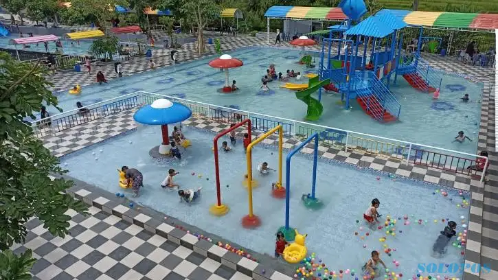 Telaga Kusuma Waterpark via Solopos, 1. Intanpari Waterpark, 2. Dolphin Tugu Waterpark, 3. Watu Jodo Restoran, Kolam Renang dan Pemancingan, 4. Kolam Renang Agrowisata Sondokoro, 5. Telaga Kusuma Waterpark, 6. Pitik Cilik Waterboom, 7. Kampoeng Kaliboto Waterboom, 8. Tirta Guwo Indah, 9. Kolam Renang Waterplay Karanganyar, 10. Kolam Renang Air Terjun Jumog, 11. Kolam Renang Tirta Angkasa, 12. Waterboom Ngargoyoso – Sumber Mulyo Waterpark, 13. Kolam Renang Sendang Plesungan, 14. Kolam renang jeruksawit, 15. Umbul Gunung Tugel, 16. Kolam renang Pesona Taman Sari, 17. Kolam Bermain Nyi Pulungsih, 18. Kolam Renang Gedongan, 19. Raiven Simo WaterPark, 20. Mbah Ronggo Resto &amp; Waterboom