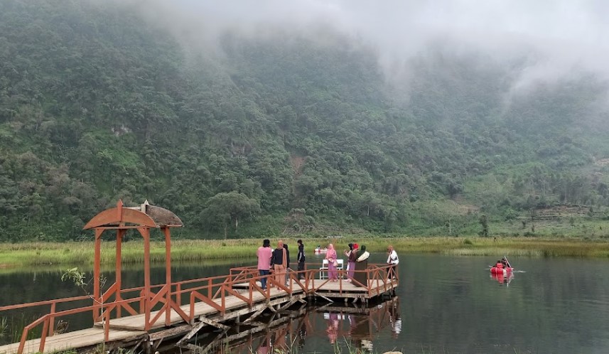 Telaga Sigebyar Mangunan, 1. Pantai Pasir Kencana, 2. Curug Muncar, 3. Curug Bajing , 4. Pantai Slamaran , 5. Museum Batik Pekalongan, 6. Pantai Sunter Depok Indah, 7. Puncak Hanoman Gunung Kendalisodo, 8. Linggo Asri, 9. Kebun Teh Kaliboja, 10. Lolong Adventure, 11. International Batik Center , 12. Gunung Rogojembangan , 13. Wisata Watu Ireng , 14. Pantai Wonokerto , 15. Bukit Pawuluhan, 16. Wisata Mangrove Park Pekalongan, 17. Blackcanyon Petungkriyono, 18. Wisata Curug Madu, 19. Curug Bidadari Jolotigo , 20. Curug Cinde, 21. Monumen Pekalongan, 22. Alun-alun Kota Pekalongan, 23. Alun-alun Bebekan Kedungwuni, 24. Kali Paingan, 25. Curug Lawe, 26. Bendungan Kletak, 27. Curug Blanten, 28. Curug Bekakak, 29. Jembatan Lengkung Surabayan, 30. Taman Kuripan Pekalongan “Nursery Horikultura, 31. Pantai Sari Pekalongan, 32. Bengkelung Park, 33. Kolam Renang Banyubiru Pekalongan, 34. Taman Lapangan Bebekan, 35. Wisata Ciblon, 36. Zatoland Waterboom, 37. Bukit Bintang Kutorojo, 38. La’Ranch Glamping, 39. Telaga Sigebyar Mangunan, 40. Sipare Green Park, 41. Km 0 Pekalongan, 42. Wisata Danau Alkautsar, 43. Dino Park Soko Langit Pekalongan, 44. Masjid Agung Al-Jami Pekalongan, 45. Wisata Bahari PPNP, 46. Nasi Megono Bu Suli – Wisata Kuliner khas Pekalongan , 47. Pusat Grosir Setono