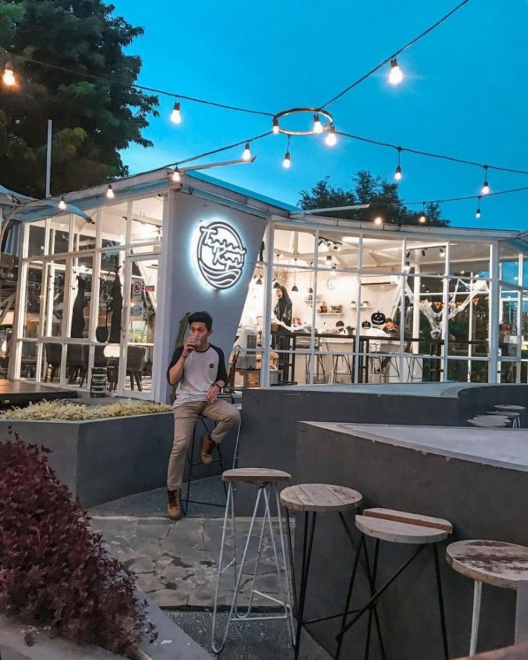 Tepian Kopi via Gapuraresidence, 1. Eastman Coffee House, 2. Antarakata Coffee, 3. Atap Langit Coffee n Eatery, 4. Tekodeko Koffiehuis, 5. Strada Coffee, 6. Ideologist.smg, 7. Anak Panah Kopi, 8. Moment Coffee & Space, 9. Excelso Coffee Rinjani, 10. Old Kettle, 11. My Kopi O!, 12. Hero Coffee Indonesia, 13. Tepian Kopi, 14. Encycoffeedia, 15. Makabana Working Space & Coffee Shop, 16. Lingkar Coffee & Idea, 17. Bersua at The Heights, 18. Semasa Kopi, 19. Atas Kota Coffee & Space, 20. Adhum Coffee, 21. Kastem Coffee & Space, 22. Pijar.srg, 23. Keizai Coffee & Garden, 24. Insight Coffee, 25. Origo Coffee, 26. Fat Elephant Restaurant & Coffee Shop, 27. Kopitiga