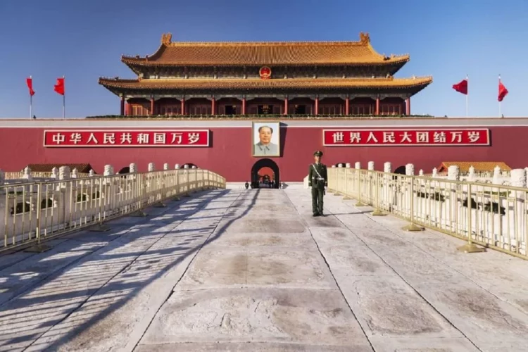 Tiananmen via tripsavvy.com by Oleksiy Maksymenko, 1. Great Wall of Cina (Tembok Besar Cina), 2. The Palace Museum, Kota Terlarang, 3. Yihe Yuan (Summer Palace), 4. Tian Tan, 5. Tiananmen Square, 6. Great Wall of Badaling, 7. Jingshan Park, 8. Ming Dynasty Tombs, 9. Wangfujing, 10. Beihai Park, 11. Xiangshan Park, 12. Lama Temple, 13. Yuanmingyuan Park, 14. National Stadium, 15. Simatai, 16. Beijing National Aquatics Center, 17. Juyong Pass, 18. Beijing Zoo, 19. 798 Art Zone, 20. Mausoleum of Mao Zedong, 21. Kunming Lake, 22. National Museum of China, 23. Hall of Supreme Harmony, 24. Beijing Botanical Garden, 25. National Centre for the Performing Arts, 26. Madame Tussauds Beijing, 27. Houhai Lake, 28. Happy Valley Beijing, 29. Beijing Happy Magic Water Cube