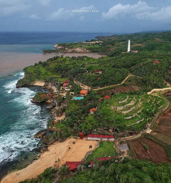 View Kiendahan Pantai Ngrawe dari Ketinggian via Instagram.com @dhian_hardjodisastro, Informasi Umum, Lokasi dan Akses Pantai Ngrawe, Tiket Masuk Pantai Ngrawe, Jam Operasional Pantai, Fasilitas, Keistimewaan Pantai Ngrawe Gunungkidul, Daya Tarik