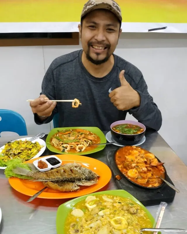Wajir Seafood via Instagram.com @iamsodandy, 1. Kedai Durian Ucok, 2. Merdeka Walk Medan, 3. Mie Ayam Kumango, 4. Kedai Kopi Apek, 5. Tip Top Medan, 6. Bihun Asie Kumango, 7. Mie Sop Methodist, 8. Kari Bihun Tabona, 9. Wajir Seafood, 10. Sate Memeng H. Muhammad Saimin, 11. Lontong Kak Lin, 12. Teh Susu Telur (TST) Pak Haji, 13. Rumah Makan Sipirok Medan, 14. Mie Aceh Titi Bobrok Medan, 15. RM Soto Sinar Pagi, 16. Jalan Semarang, 17. Johor Seafood, 18. Martabak Yurich, 19. Kuliner Pagaruyung, 20. Bakmi Hock Seng, 21. Rujak Kolam Takana Juo, 22. Bakmi Shanghai, 23. Kari Bihun Tabona, 24. Martabak Gapa, 25. Nasi Ayam Mama Koki, 26. Murni Martabak Piring, 27. Kesawan Square