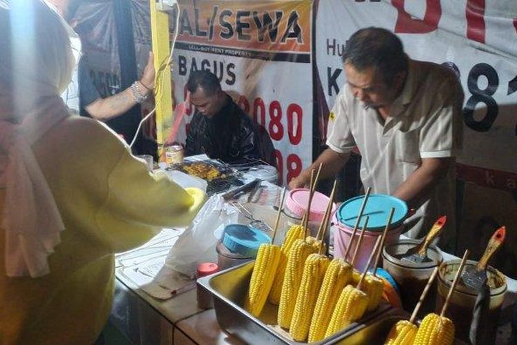 Warung Jagung Bakar Doel via Kompas, 1. Marugame Udon, 2. Warung Upnormal, 3. Warung Tutug, 4. Tempat tinggal Makan Kandang Ayam, 5. Cabe Rawit (Cawit), 6. Kopi Endeus, 7. District 29, 8. Bakso Rusuk Samanhudi, 9. Iga Bakar Si Jangkung, 10. Bakso Ceker Braga, 11. Food Street di Sepanjang Jalan CIbadak, 12. Roti Bakar 234 Gang Kote, 13. Sate dan Gule Kambing H.M Harris, 14. Sambal Bakar Mang Ujang, 15. Warung Steak Si Mantan, 16. Kangen Grill, 17. DU Dimsum Bandung, 18. Perkedel Bondon, 19. AA Bistik, 20. Nasi Kalong, 21. Ronde Alkateri, 22. Zona Merah Sukajadi, 23. Bubur Ayam Pa’ Otong, 24. McDurens, 26. Nasi Kuning Pungkur, 27. Sate Bu Ngantuk, 28. Sate Maulana Yusuf, 29. Bubur Bejo, 30. Nasi Goreng Aep’s, 31. Sudirman Street Day and Night Market, 32. RM Megawati, 33. Sate Dj, 34. Warung Jagung Bakar Doel, 35. Warung Nasi Ibu Imas, 36. Bober Café, 27. Surabi Rock Jadul
