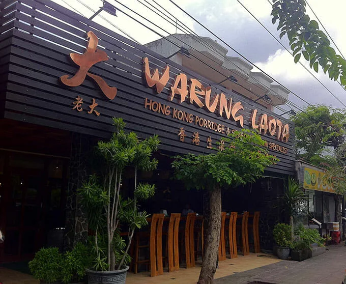 Warung Laota 23 Tempat Wisata Kuliner di Bali Paling Legendaris &amp; Terbaik, Enak, 1. Sop Ikan Mak Beng Sanur, 2. Warung Mami, 3. Warung Wardani, 4. Sate Plecing Arjuna, 5. Warung D’Sawah, 6. Sanur Night Market, 7. Warung Nyoman, 8. Nasi Ayam Kedewatan Ibu Mangku, 9. Bebek Bengil Crispy Duck – Nusa Dua, 10. MamaSan Bali, 11. Nasi Pedas Bu Andika, 12. Rujak Kuah Pindang Bu Putu, 13. Revolver Espresso, 14. Seniman Coffee, 15. Bebek Goreng Laka Leke, 16. Warung Nasi Bali Men Weti (Sanur), 17. Naughty Nuri’s Warung, 18. Ayam Betutu Men Tempeh Gilimanuk, 19. Warung Laota, 20. Warung Bebek Tepi Sawah, 21. Sate Babi Bawah Pohon (Kuta), 22. Nasi Pecel Bu Tinuk, 23. Warung Liku