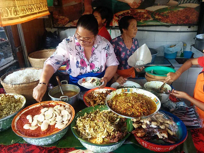 Warung Nasi Bali Men Weti (Sanur) 23 Tempat Wisata Kuliner di Bali Paling Legendaris &amp; Terbaik, Enak, 1. Sop Ikan Mak Beng Sanur, 2. Warung Mami, 3. Warung Wardani, 4. Sate Plecing Arjuna, 5. Warung D’Sawah, 6. Sanur Night Market, 7. Warung Nyoman, 8. Nasi Ayam Kedewatan Ibu Mangku, 9. Bebek Bengil Crispy Duck – Nusa Dua, 10. MamaSan Bali, 11. Nasi Pedas Bu Andika, 12. Rujak Kuah Pindang Bu Putu, 13. Revolver Espresso, 14. Seniman Coffee, 15. Bebek Goreng Laka Leke, 16. Warung Nasi Bali Men Weti (Sanur), 17. Naughty Nuri’s Warung, 18. Ayam Betutu Men Tempeh Gilimanuk, 19. Warung Laota, 20. Warung Bebek Tepi Sawah, 21. Sate Babi Bawah Pohon (Kuta), 22. Nasi Pecel Bu Tinuk, 23. Warung Liku