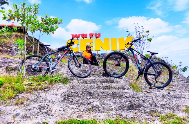Watu Cenik Wonogiri AGUS TRIYANTO, 1. Alun Alun Giri Krida Bakti, 2. Pantai Nampu, 3. Pantai Banyutowo, 4. Pantai Sembukan, 5. Waduk Gajah Mungkur, 6. Air Terjun Setren Girimanik, 7. Goa Putri Kencono, 8. Papan Luncur Gantole,  9. Museum Karst Dunia Wonogiri, 10. Wisata Spiritual Kahyangan, 11. Museum Wayang Indonesia, 12. Sendang Asri Waduk Gajah Mungkur, 13. Alas Kethu, 14. Bukit Cumbri, 15.  Wisata Air Telaga Rowo Batuwarno, 16. Telaga Claket Selogiri, 17. Goa Ngantap Wonogiri, 18. Gua Maria, 19. Jurug Kemukus, 20. Pantai Dadapan, 21. Air Terjun Kalimas, 22. Bukit Jonambang, 23. Desa Wisata Soko Gunung, 24. Pantai Klothok, 25. Pantai Puyangan, 26. Pantai Karang Bang, 27. Puncak Secokro, 28. Puncak Joglo Wonogiri, 29. Pantai Kwaru Gunturhargo Paranggupito, 30. Pantai Karang Payung, 31. Pantai Kali Mirah, 32. Pantai Njojogan, 33. Watu Cenik Wonogiri, 34. Taman Plintheng Semar, 35. Air Terjun Binangun Watu Jadah , 36. Hutan Pinus Bukit Suwondo, 37. Taman Wisata Tunggangan Jatiroto, 38. Monumen Bedol Desa, 39. Air Terjun Sanginan, 40. Kedung Areng Wonogiri, 41. Taman Ponten Wonogiri, 42. Ganthole Bawah (Menara Filter), 43. Tegal Simbah, 44. Istana Parnaraya, 45. Goa Resi, 46. Soko Langit