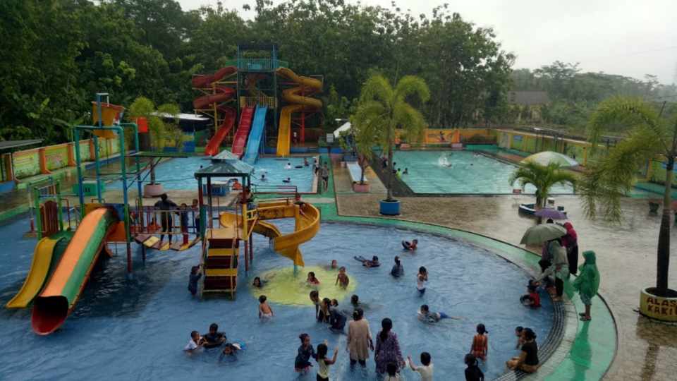 Waterboom Bandaran Cilacap via Google Maps Arifyn Herbal, 1. Kolam Renang Banyu Pratama , 2. Sentul Water Park Cilacap, 3. Tirta Mas Waterpark, 4. Taman Sari Waterpark, 5. Kolam Renang Dwi Tirta, 6. Waterboom Bandaran Cilacap, 7. Kolam Renang Sari Rasa Cilacap , 8. Waterpark Kunci, 9. Bantar Dawa, 10. Pemandian Air Panas Cipari, 11. Tirta Negara Indah di Cilacap Jawa Tengah, 12. Kolam Renang Sasana Tirta, 13. Kolam Renang Tirta Harapan, 14. Kolam Renang Tirta Wening