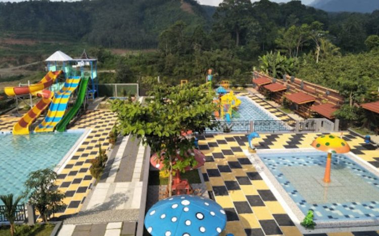 Waterboom Ngargoyoso, 1. Intanpari Waterpark, 2. Dolphin Tugu Waterpark, 3. Watu Jodo Restoran, Kolam Renang dan Pemancingan, 4. Kolam Renang Agrowisata Sondokoro, 5. Telaga Kusuma Waterpark, 6. Pitik Cilik Waterboom, 7. Kampoeng Kaliboto Waterboom, 8. Tirta Guwo Indah, 9. Kolam Renang Waterplay Karanganyar, 10. Kolam Renang Air Terjun Jumog, 11. Kolam Renang Tirta Angkasa, 12. Waterboom Ngargoyoso – Sumber Mulyo Waterpark, 13. Kolam Renang Sendang Plesungan, 14. Kolam renang jeruksawit, 15. Umbul Gunung Tugel, 16. Kolam renang Pesona Taman Sari, 17. Kolam Bermain Nyi Pulungsih, 18. Kolam Renang Gedongan, 19. Raiven Simo WaterPark, 20. Mbah Ronggo Resto &amp; Waterboom