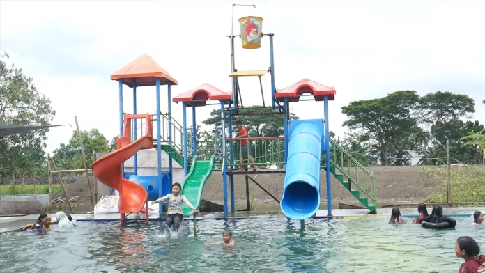 Waterpark Tembalang Asri Demak Foto SEkarwati, 1. Kolam renang Polaris, 2. Niagara Waterboom, 3. Waterboom mulia Klambu, 4. Taman Ria Demak, 5. Kolam renang Amala, 6. Demak Green Garden (DeGeGa), 7. Aria Waterboom, 8. Tumpi Swimming Pool & Cafe, 9. Waterpark Tembalang Asri Demak, 10. Kolam Renang Ciblon Asyik